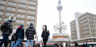 Splitt gibt es weiter kostenlos bei der Stadtreinigung Der Winter hat Berlin immer noch im Griff, an vielen Stellen bleibt es glatt.