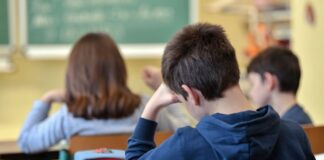 Eine Wochenstunde mehr für Brandenburgs Lehrer Ab dem zweiten Schulhalbjahr müssen die meisten Lehrerinnen und Lehrer in Brandenburg eine Unterrichtsstunde mehr pro Woche geben (Archivbild).