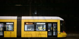 Verkehrsbetriebe richten sich auf neuen Eisregen ein Bei der BVG stehen zusätzliche Fahrzeuge und Fahrer bereit, um nachts die Oberleitungen eisfrei zu halten. (Archivbild)