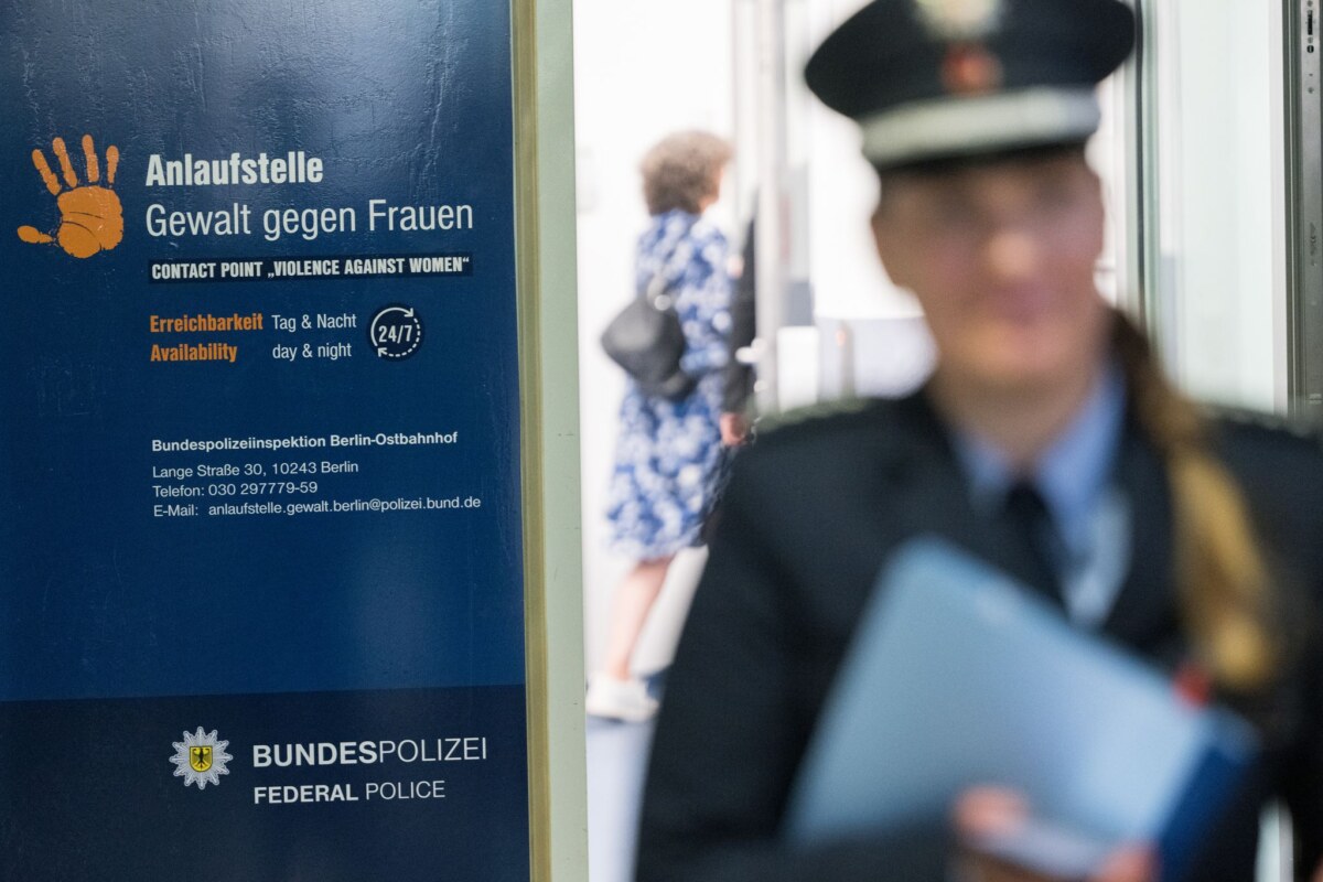 Anlaufstelle der Bundespolizei Gewalt gegen Frauen Bei der Anlaufstelle am Berliner Ostbahnhof sollen Frauen, die Opfer von Gewalt geworden sind, Beratung und Unterstützung erhalten können - in einer besonders vertrauenerweckenden Atmosphäre. (Archivfoto)