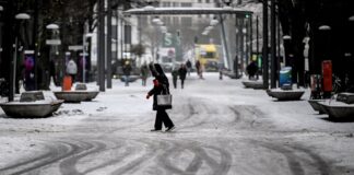 Grünen-Politikerin Kapek: Geh- und Fahrradwege zuerst räumen Passanten gehen durch Schneematsch am Potsdamer Platz.