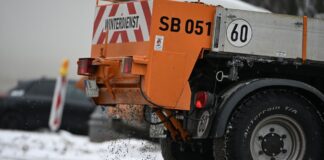 Anhaltende Glätte – keine schweren Unfälle in Berlin Der Winterdienst geht gegen glatte Straßen vor. (Symbolbild)