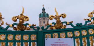 Es bleibt kalt und glatt – Betrieb am BER normalisiert sich Der Park am Schloss Charlottenburg ist geschlossen.