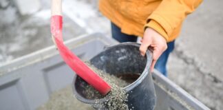 Potsdamer stehen für Streugut Schlange Die Stadtentsorgung Potsdam gibt kostenlos Streugut aus. Bürgerinnen und Bürger können - mit eigenem Behälter - bis zu 20 Liter abholen. (Symbolbild)
