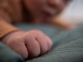 In fast allen Bezirken kamen etwas mehr Jungen als Mädchen zur Welt. (Symbolbild)