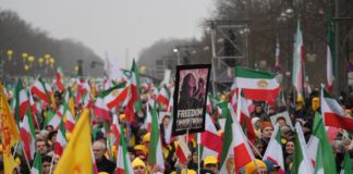 Tausende demonstrieren in Berlin für Freiheit im Iran Demonstranten mit Plakaten und Transparenten am Brandenburger Tor in Berlin.