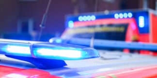 Auto mit fünf Insassen verunglückt – Zwei Tote Drei Menschen wurden von Rettungskräften in ein Krankenhaus gebracht. Lebensgefahr besteht laut Polizei nicht. (Symbolbild)