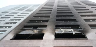 Nach Hochhausbrand in Berlin noch vier Wohnungen unbewohnbar Der Qualm zog auch weit die Fassade hoch. (Archivbild)