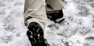 Streit um Streusalz-Einsatz: Nabu wehrt sich gegen Vorwürfe Gegen Schnee und Glätte helfen in Berlin teils nur noch Spikes.