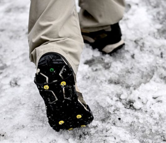 Streit um Streusalz-Einsatz: Nabu wehrt sich gegen Vorwürfe Gegen Schnee und Glätte helfen in Berlin teils nur noch Spikes.