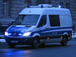 Mann randaliert in Bad und flieht mit Wagen von Winterdienst Die Polizei nimmt einen Mann nach Randale und Flucht fest. (Symbolbild)