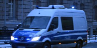 Mann randaliert in Bad und flieht mit Wagen von Winterdienst Die Polizei nimmt einen Mann nach Randale und Flucht fest. (Symbolbild)