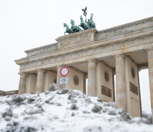 In Berlin bleibt es winterlich kalt. (Archivbild)