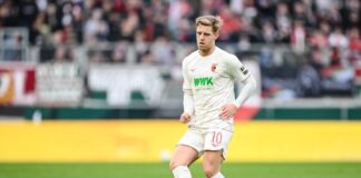 Zu Förderer Dardai: Maier verlässt FC Augsburg Seltenes Bild in dieser Saison: Arne Maier für den FC Augsburg am Ball. (Archivbild)