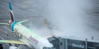 Betrieb am BER läuft wieder mit Ausfällen und Verspätungen Aufgrund der Witterungen dauert das Enteisen der Maschinen derzeit noch deutlich länger als sonst.