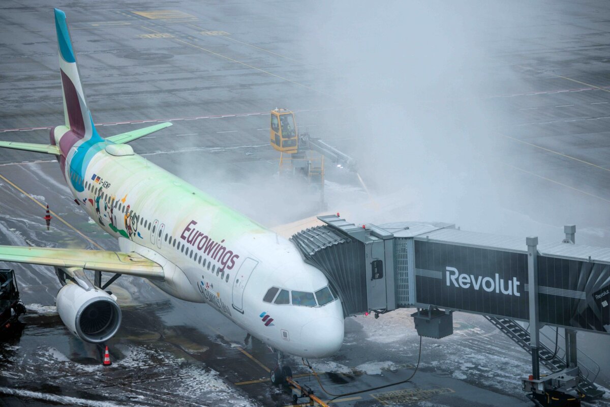 Winterwetter - Flughafen Berlin/Brandenburg Aufgrund der Witterungen dauert das Enteisen der Maschinen derzeit noch deutlich länger als sonst.