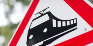 Zug prallt an Bahnübergang auf Auto – Bahnverkehr gestört Ein Auto blieb bei Ahrensfelde an einem unbeschrankten Bahnübergang auf den Schienen stehen. (Symbolbild)