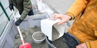 Eiseskälte in Berlin – Gratis-Splitt bleibt gefragt Splitt bleibt in Berlin gefragt - an drei BSR-Betriebshöfen wie dem in Friedrichshain gibt es ihn kostenlos.