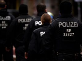 Razzia: Schusswaffen sichergestellt – drei Festnahmen Eine Einheit der Polizei geht gegen Bandenkriminalität vor. (Symbolfoto)