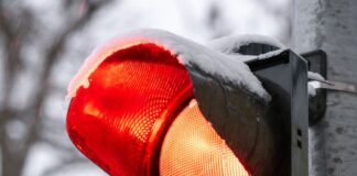 Radfahrer stößt mit Tram zusammen – Passagierin verletzt Ein Radfahrer stoßt bei roter Ampel mit einer Tram zusammen. (Symbolbild)