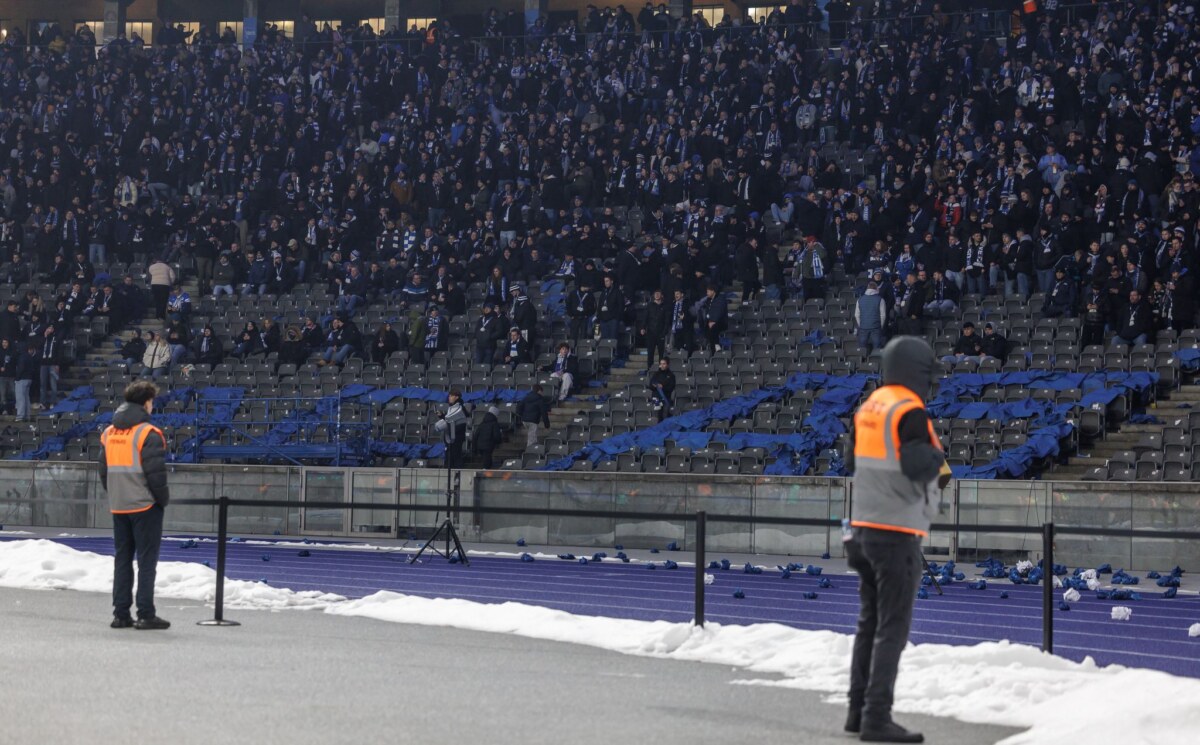 Hertha BSC Viele Hertha-Fans verließen nach einem Polizeieinsatz das Stadion. (Archivbild)