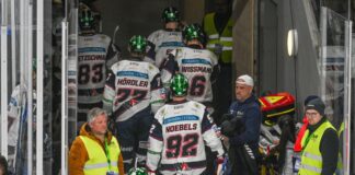 Eisbären-Profi Ronning: «Haben uns selbst ein Loch gegraben» Die Eisbären Berlin gingen nach der 1:5-Niederlage zum Playoff-Start in Straubing enttäuscht in die Kabine.