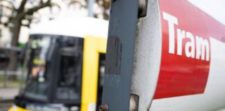 Mann bedroht Fahrgäste mit Messer – Polizei setzt Taser ein Ein Mann mit einem Messer versetzte laut Polizei in Berlin Fahrgäste einer Straßenbahn in Angst. (Symbolbild)