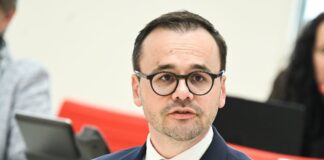 Landtag Brandenburg verteidigt Einstufung der AfD als extrem Brandenburgs Innenminister Jan Redmann (CDU) weist die Forderung der AfD-Fraktion zurück, die Einstufung als rechtsextrem zurückzunehmen.