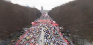 Aufbauarbeiten für Berliner Halbmarathon haben begonnen Bis tausende Menschen am Sonntag auf der Strecke des Berliner Halbmarathons starten können, müssen einige Straßen der Hauptstadt gesperrt werden. (Archivbild)