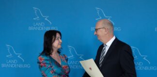 Weg frei für neues Brandenburger Kabinett – Ministerabschied Brandenburgs Ministerpräsident Dietmar Woidke (SPD) hat Gesundheitsministerin Britta Müller (parteilos) verabschiedet.