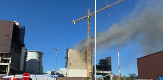 Feuer auf Kraftwerksgelände in Berlin-Lichterfelde Die Berliner Feuerwehr ist am Heizkraftwerk Lichterfelde im Einsatz.