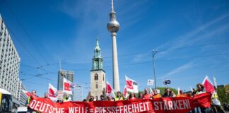 Demonstration gegen Sparkurs bei Deutscher Welle Demonstrationszug der DW-Mitarbeiter.