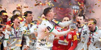 Andersson feiert Füchse-Pokalsieg: «Bedeutet mir ganz viel» Lasse Andersson stemmt den Pokal in die Luft