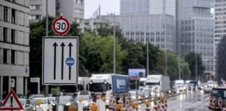 Kontrolleure sollen Dauerbaustellen aufspüren In Berlin bremsen zahlreiche Baustellen den Verkehr aus. (Archivbild)