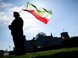 Hunderte demonstrieren für Reza Pahlavi und Umsturz im Iran Mit dem Emblem des Schahs: Ein Demonstrant in Berlin.
