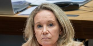 Rechnungshof wertet Vergabe von Fördergeld als rechtswidrig Berlins Kultursenatorin Sarah Wedl-Wilson (parteilos) ist wegen der umstrittenen Vergabe von Fördermitteln an Projekte gegen Antisemitismus unter Druck.