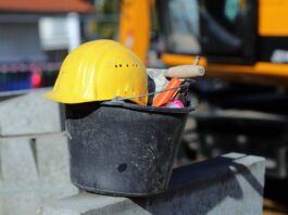 Mehr Kontrollen und Verstöße: Arbeitsschutzbericht vorgelegt Schutzbekleidung ist in manchen Berufen Pflicht. (Archivbild)