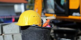 Mehr Kontrollen und Verstöße: Arbeitsschutzbericht vorgelegt Schutzbekleidung ist in manchen Berufen Pflicht. (Archivbild)