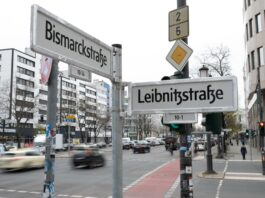 Leibnizstraße: Schilder-Fehler mit Extra-«t» jetzt behoben Ein Berliner Straßenschild mit dem Namen des Philosophen Leibniz wies ein «t» zu viel auf und musste ausgetauscht werden. (Archivbild)