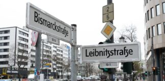 Leibnizstraße: Schilder-Fehler mit Extra-«t» jetzt behoben Ein Berliner Straßenschild mit dem Namen des Philosophen Leibniz wies ein «t» zu viel auf und musste ausgetauscht werden. (Archivbild)