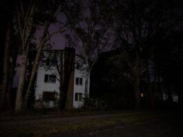 Erneut Stromausfall in Berlin-Nikolassee Der Kirchweg im Berliner Ortsteil Nikolassee ist bei einem Stromausfall weitgehend dunkel, da nur die Gaslaternen noch Licht spenden.