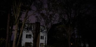 Erneut Stromausfall in Berlin-Nikolassee Der Kirchweg im Berliner Ortsteil Nikolassee ist bei einem Stromausfall weitgehend dunkel, da nur die Gaslaternen noch Licht spenden.