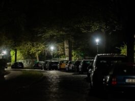 Nach Stromausfall in Nikolassee: Haushalte wieder am Netz Der Kirchweg im Berliner Ortsteil Nikolassee ist bei einem Stromausfall weitgehend dunkel, da nur die Gaslaternen noch Licht spenden.