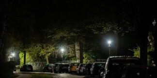Nach Stromausfall in Nikolassee: Haushalte wieder am Netz Der Kirchweg im Berliner Ortsteil Nikolassee ist bei einem Stromausfall weitgehend dunkel, da nur die Gaslaternen noch Licht spenden.