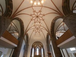 Kirche in Rathenow ist wieder aufgebaut – nach Jahrzehnten Mit einem Festgottesdienst ist die St. Marien-Andreas-Kirche in Rathenow nach einem jahrzehntelangen Wiederaufbau eingeweiht worden.