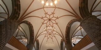 Mit einem Festgottesdienst ist die St. Marien-Andreas-Kirche in Rathenow nach einem jahrzehntelangen Wiederaufbau eingeweiht worden.