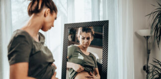 Nach dem Babyglück: Wie Berliner Mütter den Weg zur alten Form finden Die Haut am Bauch, die sich über Monate gedehnt hat, verliert oft ihre Elastizität. Bild: iStock / Getty Images Plus / MilanMarkovic