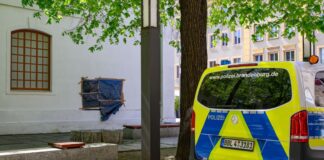 An der Wand der Synagoge in Cottbus: Unter der Folie war ein großes Hakenkreuz angeschmiert. (Archivbild)  
