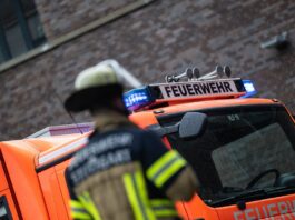 Brandstiftungen in Schule – Mann auf Schulhof beobachtet Mehrfach wird in einer Schule in Berlin-Charlottenburg Feuer gelegt. (Symbolbild)