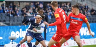 Herthas Fabian Reese (l.) zieht an zwei Kieler Gegenspielern vorbei. 